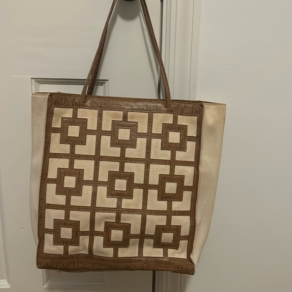Totes adorbs- really. Geometric design. A “perfect for fall” bag! Linen-leather.